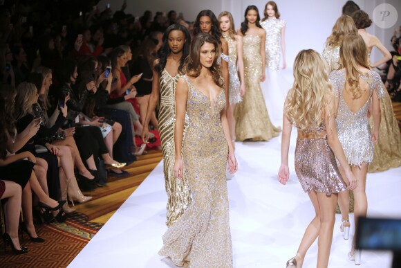 Iris Mittenaere (Miss Univers) défile pour Sherri Hill lors de la Fashion Week à New York, le 13 février 2017. Elle défile pour la première fois depuis son élection.