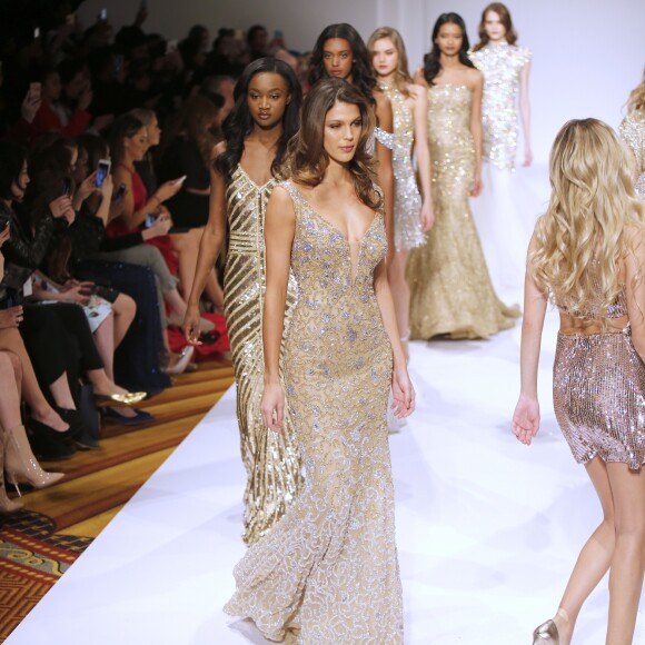 Iris Mittenaere (Miss Univers) défile pour Sherri Hill lors de la Fashion Week à New York, le 13 février 2017. Elle défile pour la première fois depuis son élection.