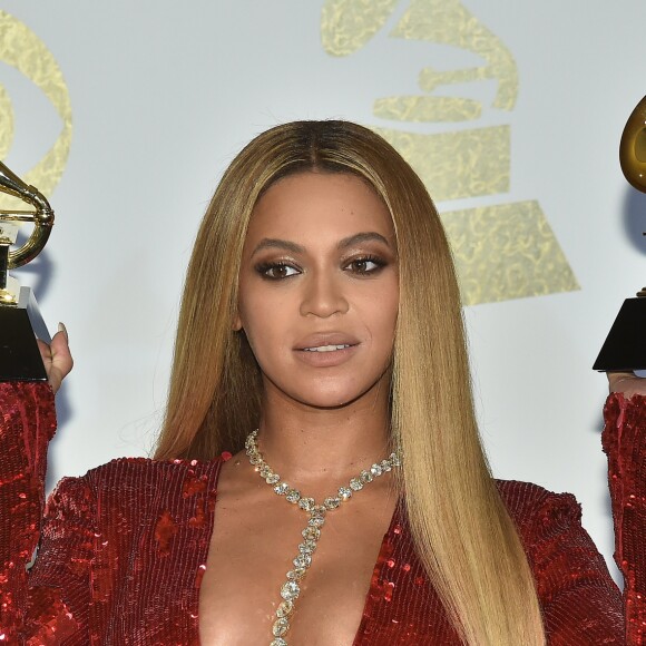 Beyoncé pose avec ses récompenses à la 59e édition des Grammy Awards au Staples Center de Los Angeles le 12 février 2017