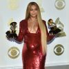 Beyoncé pose avec ses récompenses à la 59e édition des Grammy Awards au Staples Center de Los Angeles le 12 février 2017