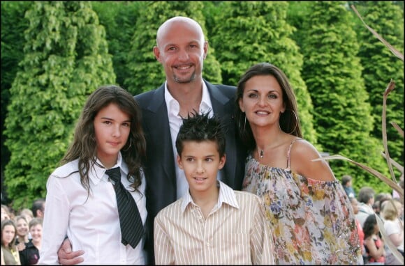 Frank Leboeuf, sa femme Betty et leurs enfants Hugo et Jade à Disney Village le 27 juin 2004