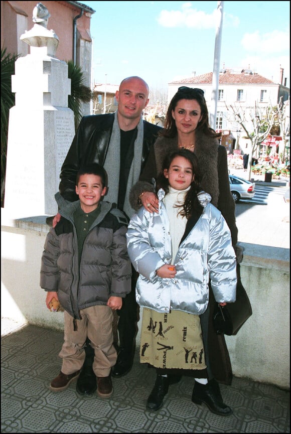 Frank Leboeuf, sa femme Betty et leurs enfants Hugo et Jade à St-Cyr sur mer, le 8 mars 1999