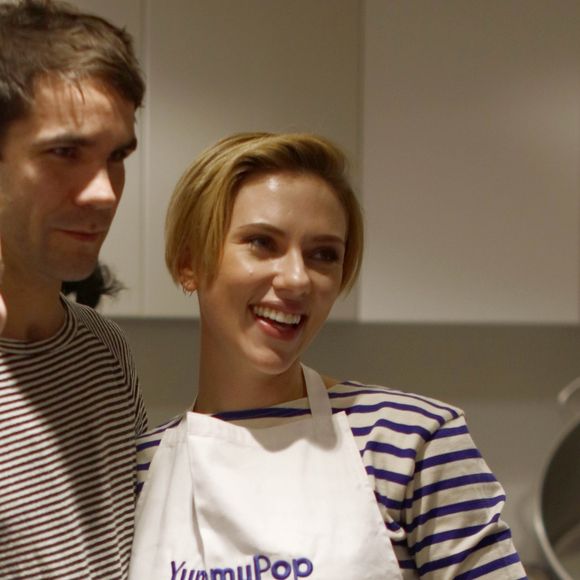 Scarlett Johansson, sa belle-soeur Victoria Chevalier (Manager de" Yummy Pop") et son mari Romain Dauriac - L'actrice américaine Scarlett Johansson a bien joué les serveuses d'un jour ce samedi 22 octobre 2016, derrière le comptoir de sa boutique de pop corn gourmet, inaugurée dans le quartier du Marais à Paris, France.