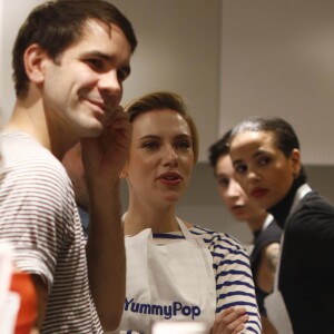 Scarlett Johansson et son mari Romain Dauriac - L'actrice américaine Scarlett Johansson a bien joué les serveuses d'un jour ce samedi 22 octobre 2016, derrière le comptoir de sa boutique de pop corn gourmet, inaugurée dans le quartier du Marais à Paris, France.