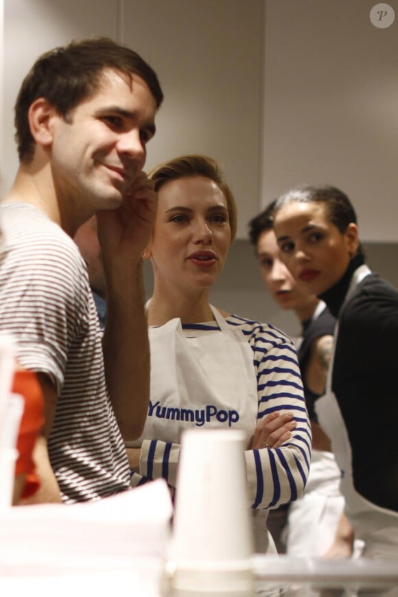 Scarlett Johansson et son mari Romain Dauriac - L'actrice américaine Scarlett Johansson a bien joué les serveuses d'un jour ce samedi 22 octobre 2016, derrière le comptoir de sa boutique de pop corn gourmet, inaugurée dans le quartier du Marais à Paris, France.