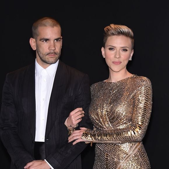 Scarlett Johansson et son mari Romain Dauriac au défilé Tom Ford Automne/Hiver pour femme à Los Angeles, le 20 février 2015