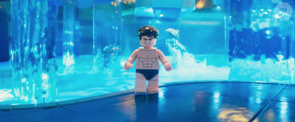 Batman dans sa piscine avec des vrais dauphins.