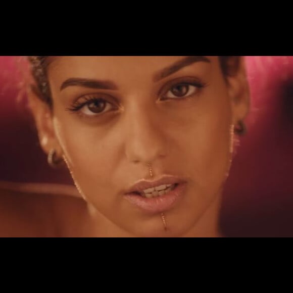 La chanteuse Tal dans le clip Des fleurs et des flammes