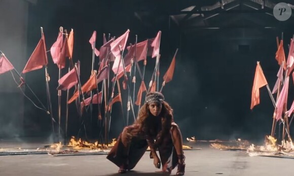 Tal dans le clip Des fleurs et des flammes