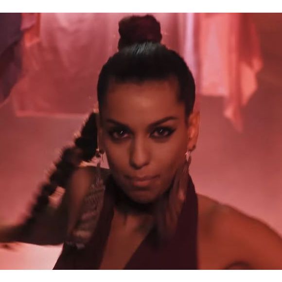 La jolie Tal dans le clip Des fleurs et des flammes