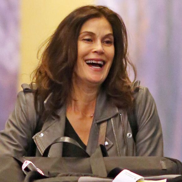 Teri Hatcher arrivant à l'aéroport de Vancouver le 13 février 2017