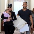 Chrissy Teigen et son mari John Legend se promènent avec leur fille Luna dans les rues de West Hollywood. Le 9 février 2017