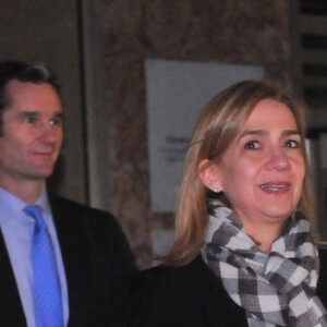L'infante Cristina d'Espagne et son mari Inaki Urdangarin sortent du tribunal après une audience le 3 mars 2016 dans le cadre du procès de l'affaire Noos.