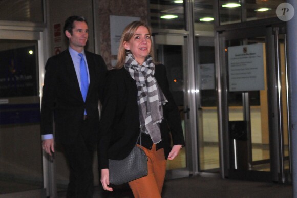 L'infante Cristina d'Espagne et son mari Inaki Urdangarin sortent du tribunal après une audience le 3 mars 2016 dans le cadre du procès de l'affaire Noos.