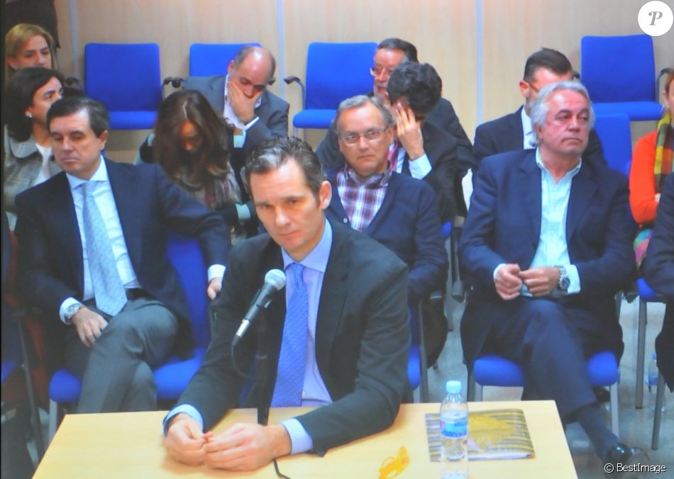 Iñaki Urdangarin et, au fond à gauche, sa femme l&#039;infante Cristina d&#039;Espagne, en mars 2016 lors du procès de l&#039;affaire Noos au tribunal de Palma de Majorque.
