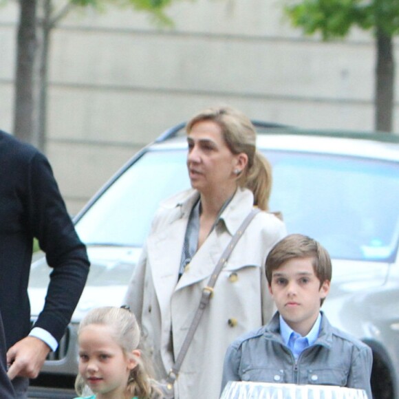 La reine Sofia d'Espagne à Washington en avril 2012 avec sa fille l'infante Cristina d'Espagne, son mari Iñaki Urdangarin et leurs enfants Pablo Nicolas, Irene, Miguel et Juan Valentin.