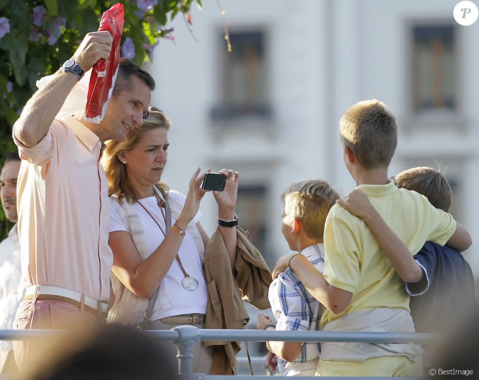 L&#039;infante Cristina d&#039;Espagne et son mari Inaki Urdangarin prennent en photo leurs enfants Juan Valentin, Pablo Nicolas, Miguel et Irene à Geneve en Suisse fin août 2013.
