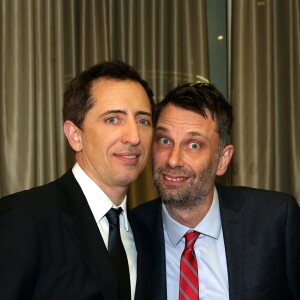 Exclusif - Gad Elmaleh et un invité dans la loge après le spectacle "Oh My Gad" au "Carnegie Hall" à New York City, New York, Etats-Unis, le 11 février 2017. © Domique Jacovides/Bestimage