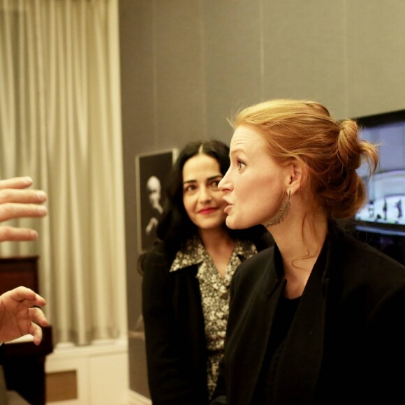 Exclusif - Gad Elmaleh et Jessica Chastain dans la loge après le spectacle de Gad Elmaleh "Oh My Gad" au "Carnegie Hall" à New York City, New York, Etats-Unis, le 11 février 2017. © Domique Jacovides/Bestimage