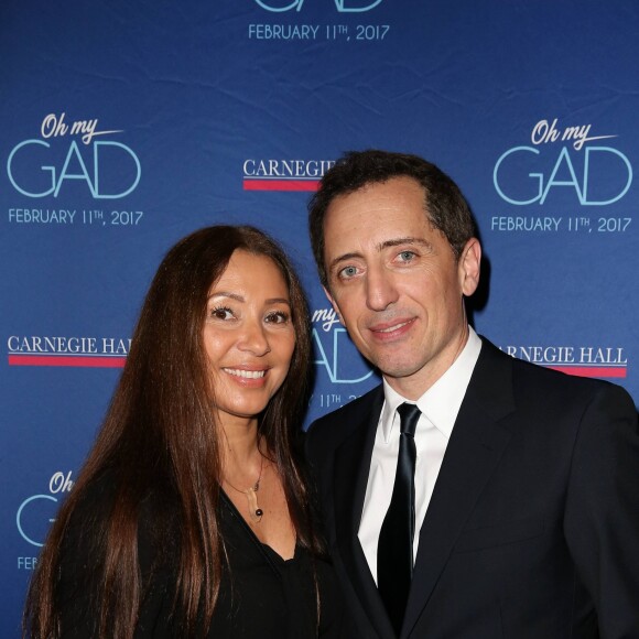 Exclusif - Gad Elmaleh et une invitée lors du photocall du spectacle de Gad Elmaleh "Oh My Gad" au "Carnegie Hall" à New York, le 11 février 2017. © Dominique Jacovides/Bestimage