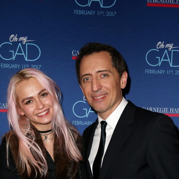 Exclusif - Gad Elmaleh et une invitée lors du photocall du spectacle de Gad Elmaleh "Oh My Gad" au "Carnegie Hall" à New York, le 11 février 2017. © Dominique Jacovides/Bestimage