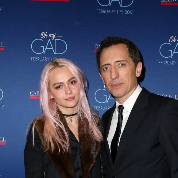 Exclusif - Gad Elmaleh et une invitée lors du photocall du spectacle de Gad Elmaleh "Oh My Gad" au "Carnegie Hall" à New York, le 11 février 2017. © Dominique Jacovides/Bestimage