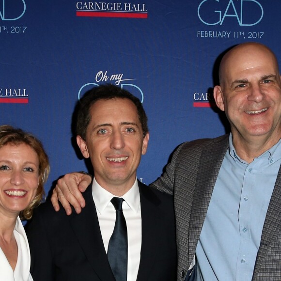 Exclusif - Gad Elmaleh avec Alexandra Lamy et Harlan Coben lors du photocall du spectacle de Gad Elmaleh "Oh My Gad" au "Carnegie Hall" à New York, le 11 février 2017. © Dominique Jacovides/Bestimage