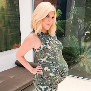 Tori Spelling, enceinte de son cinquième enfant, dévoile son gros baby bump à trois semaines de son accouchement (le 16 février 2017).
