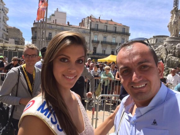 Fabien Rossolini, selfie avec Miss France Iris Mittenaere lors du passage du Tour de France par Montpellier en juillet 2016. Voix du Tour de France et de nombreux événements sportifs, Fabien est mort à 34 ans seulement dans la nuit du 14 au 15 février 2017. Photo de sa page Facebook.