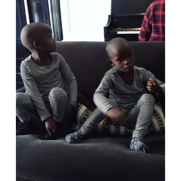Estere et Stelle, les jumelles adoptées par Madonna le 8 février dernier au Malawi, sont vues en train de chanter dans une vidéo publiée par la chanteuse américaine sur son compte Instagram le 18 février 2017