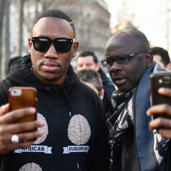 Mokobé et Lilian Thuram - Manifestation en marge de l'affaire Théo : 2 300 personnes ont manifesté à Paris pour dénoncer "les violences policières" place de la république le 18 février 2017. © Lionel Urman / Bestimage
