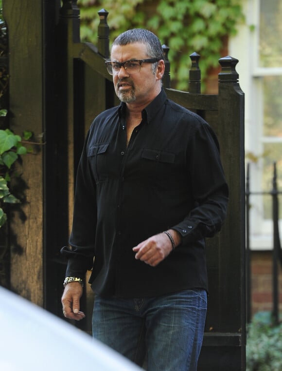 George Michael sort de son domicile dans le nord de Londres le 3 septembre 2013