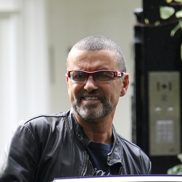 George Michael a la sortie de son domicile a Londres le 1er octobre 2012.