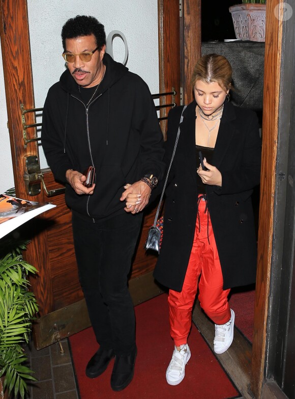 Lionel Richie est allé diner avec sa fille Sofia Richie au restaurant Madeo à West Hollywood, le 31 janvier 2017  Singer Lionel Richie spent some quality time with his rising star daughter Sofia Richie as the two of them dined out at Madeo in West Hollywood, California on January 31, 2017.31/01/2017 - Los Angeles