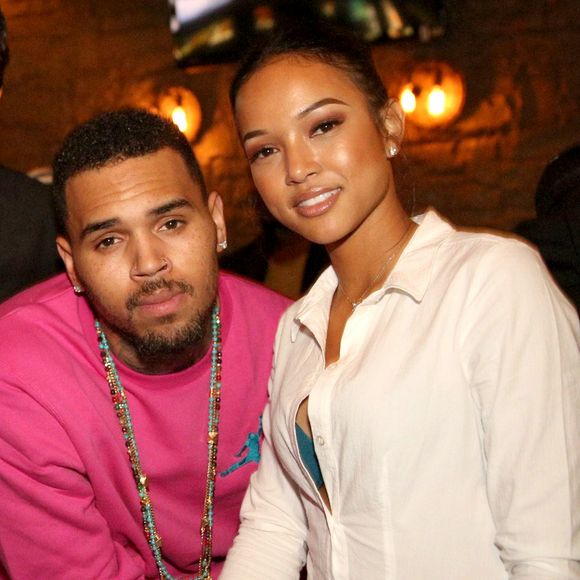 Chris Brown et sa petite amie Karrueche Tran posent ensemble à Los Angeles le 24 novembre 2014.