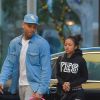 Chris Brown et sa petite amie Karrueche Tran lors d'une virée shopping à Los Angeles le 26 décembre 2014.