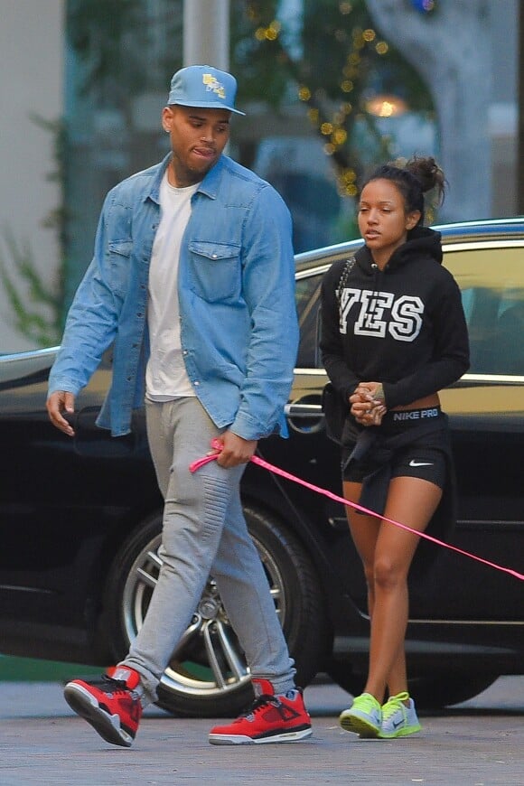 Chris Brown et sa petite amie Karrueche Tran lors d'une virée shopping à Los Angeles le 26 décembre 2014.