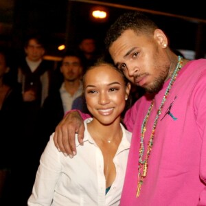 Chris Brown et sa petite amie Karrueche Tran posent ensemble à Los Angeles le 24 novembre 2014.