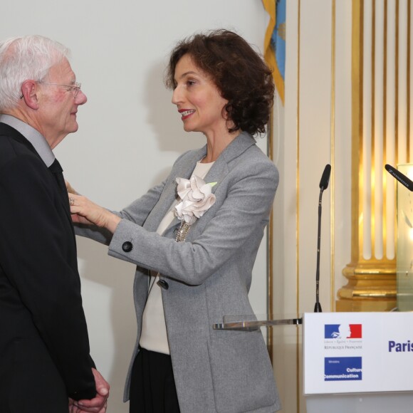 Philippe Lerichomme (Parolier de Serge Gainsbourg), Audrey Azoulay - Philippe Lerichomme (Parolier de Serge Gainsbourg) et Mathias Malzieu (Dionysos) reçoivent la médaille de Chevalier de l'ordre des arts et des lettres par Audrey Azoulay, la ministre de la Culture à Paris le 21 février 2017. © Denis Guignebourg/Bestimage