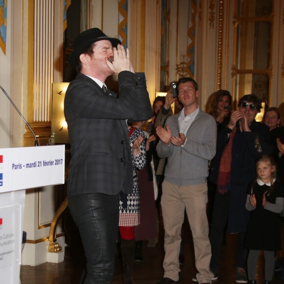 Mathias Malzieu (Dionysos) - Philippe Lerichomme (Parolier de Serge Gainsbourg) et Mathias Malzieu (Dionysos) reçoivent la médaille de Chevalier de l'ordre des arts et des lettres par Audrey Azoulay, la ministre de la Culture à Paris le 21 février 2017. © Denis Guignebourg/Bestimage