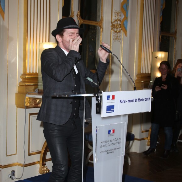 Mathias Malzieu (Dionysos) - Philippe Lerichomme (Parolier de Serge Gainsbourg) et Mathias Malzieu (Dionysos) reçoivent la médaille de Chevalier de l'ordre des arts et des lettres par Audrey Azoulay, la ministre de la Culture à Paris le 21 février 2017. © Denis Guignebourg/Bestimage