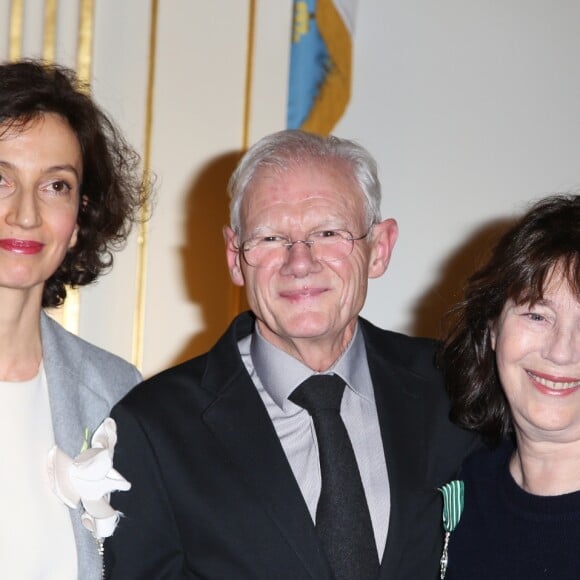 Audrey Azoulay, Philippe Lerichomme (Parolier de Serge Gainsbourg), Jane Birkin - Philippe Lerichomme (Parolier de Serge Gainsbourg) et Mathias Malzieu (Dionysos) reçoivent la médaille de Chevalier de l'ordre des arts et des lettres par Audrey Azoulay, la ministre de la Culture à Paris le 21 février 2017. © Denis Guignebourg/Bestimage