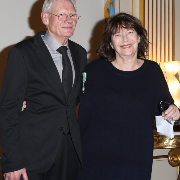 Philippe Lerichomme (Parolier de Serge Gainsbourg), Jane Birkin - Philippe Lerichomme (Parolier de Serge Gainsbourg) et Mathias Malzieu (Dionysos) reçoivent la médaille de Chevalier de l'ordre des arts et des lettres par Audrey Azoulay, la ministre de la Culture à Paris le 21 février 2017. © Denis Guignebourg/Bestimage