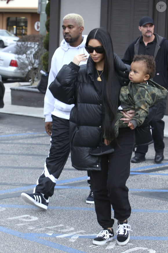 Kim Kardashian avec son mari Kanye West et son fils Saint - Les Kardashians déjeunent en famille au restaurant Something's Fishy à Woodland Hills, le 19 février 2017
