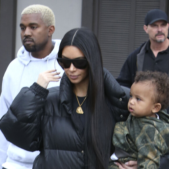 Kim Kardashian avec son mari Kanye West et son fils Saint - Les Kardashians déjeunent en famille au restaurant Something's Fishy à Woodland Hills, le 19 février 2017