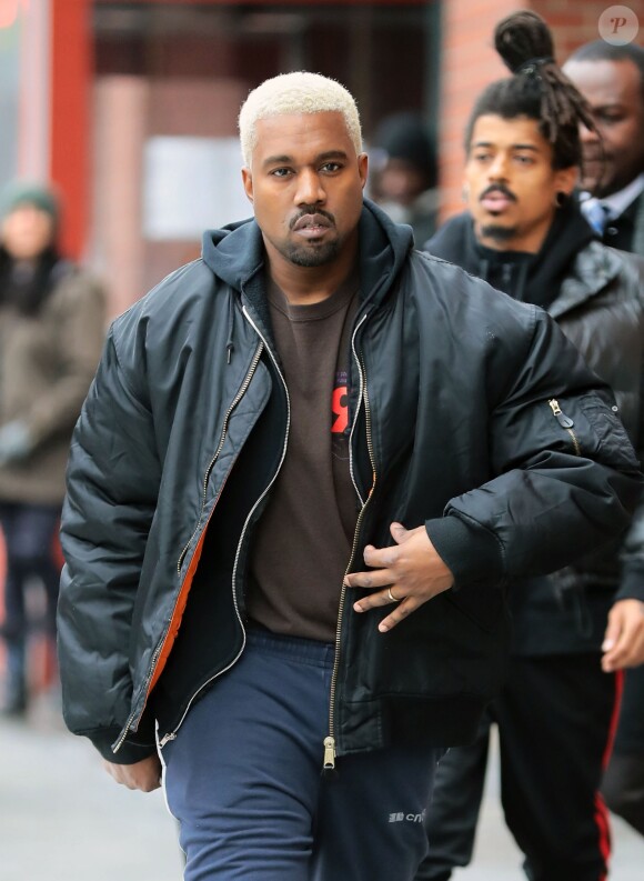 Kanye West, les cheveux teint en blond, se balade dans les rues de New York, le 11 février 2017