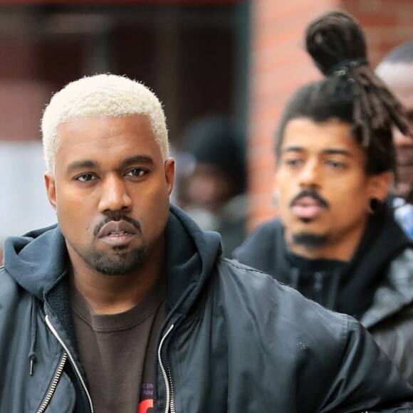 Kanye West, les cheveux teint en blond, se balade dans les rues de New York, le 11 février 2017