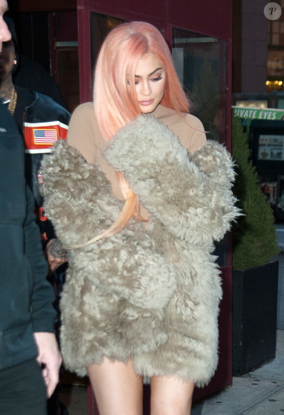 Kylie Jenner avec une nouvelle couleur de cheveux orange et son compagnon Tyga sont allés diner en amoureux à New York, le 13 février 2017