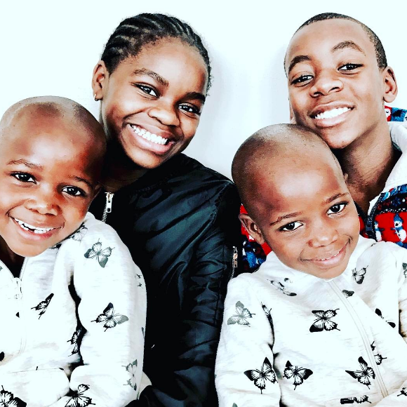 Madonna a partagé une photo de quatre de ses enfants, ses jumelles Estere et Stelle, sa fille Mercy et son fils David, sur Instagram le 22 février 2017.