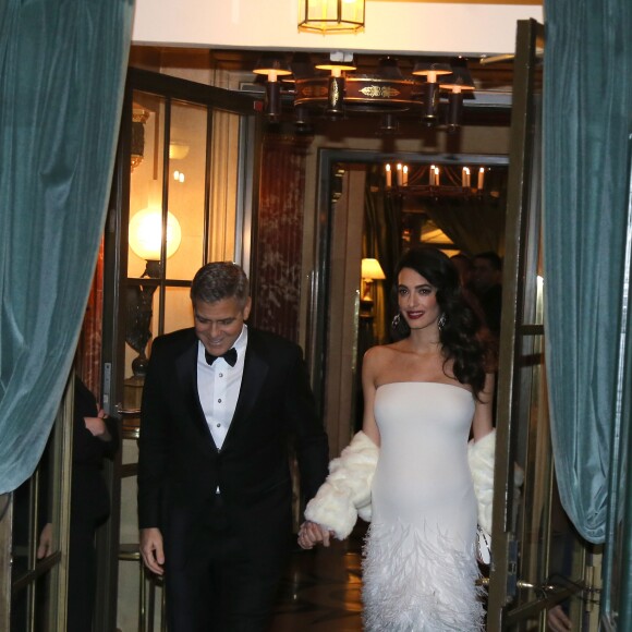 George Clooney et sa femme Amal Alamuddin-Clooney (enceinte) quittent leur hôtel L'Hôtel pour se rendre à la cérémonie des César à Paris, le 24 février 2017.